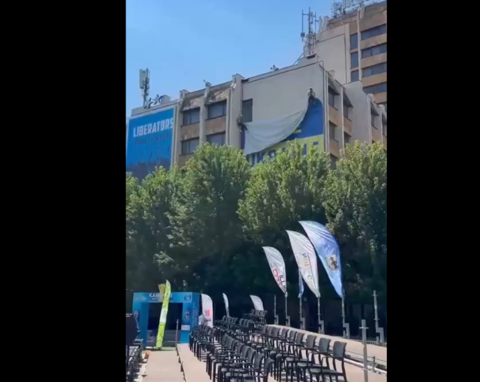 zelenskyy’s-kosovo-comments-in-belgrade-prompt-flag-removal-in-prishtina