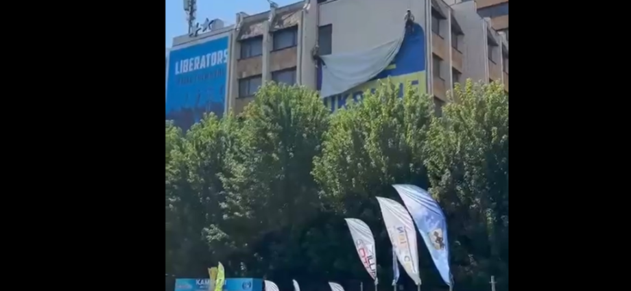zelenskyy’s-kosovo-comments-in-belgrade-prompt-flag-removal-in-prishtina