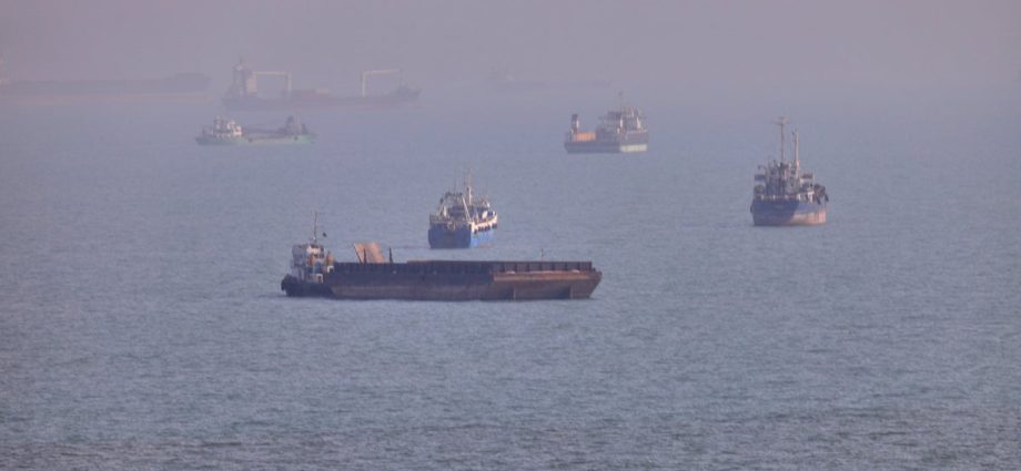iran-says-deal-on-strait-of-hormuz-is-close-but-not-enough-to-open-the-waterway