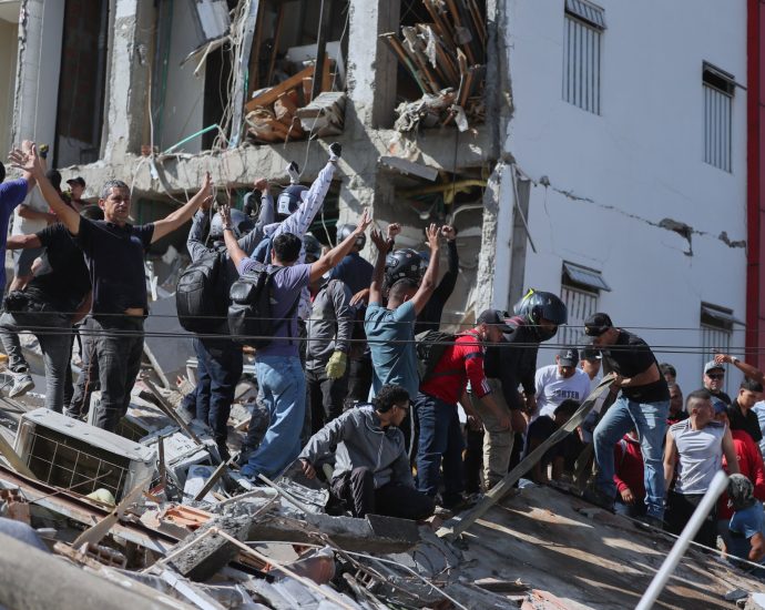 earthquake-with-7.4-magnitude-hits-colombia,-killing-at-least-20
