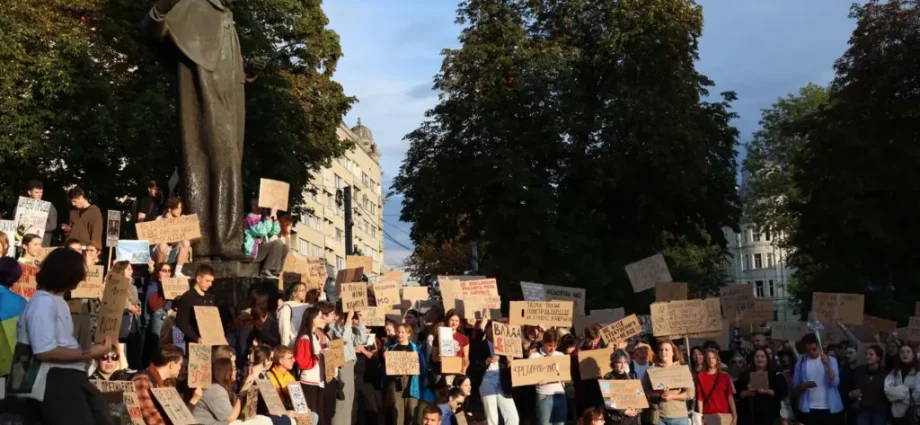 ukraine’s-cardboard-protests-look-like-democracy-working-in-a-war,-that’s-also-the-risk.