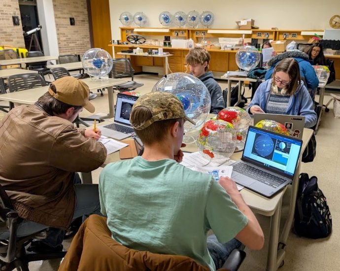 community-college-instructors-bring-astronomy-textbook-into-21st-century