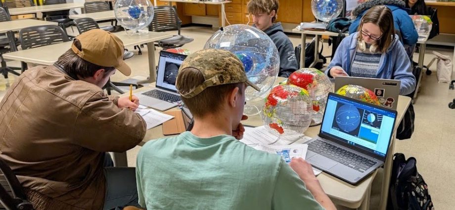 community-college-instructors-bring-astronomy-textbook-into-21st-century