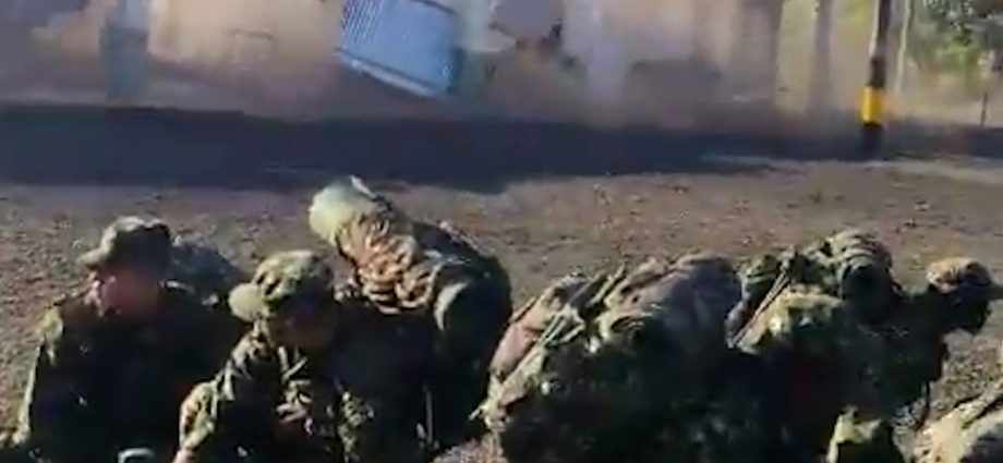 soldiers-take-cover-as-colombia-quake-flattens-military-barracks