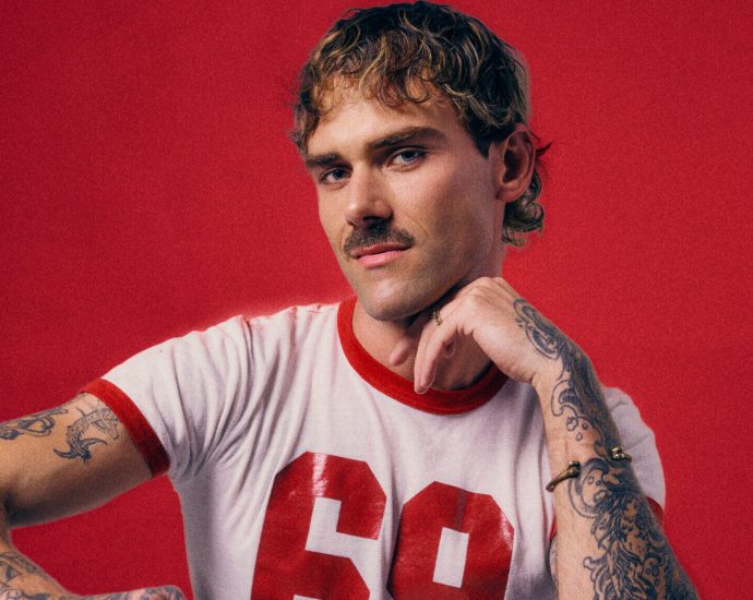 he-was-a-gay-escort.-now-he’s-helping-100k+-people-heal-through-tarot