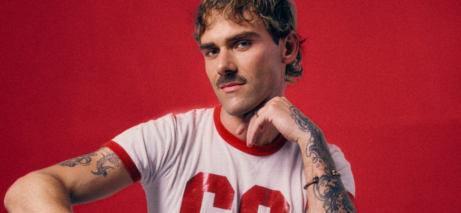 he-was-a-gay-escort.-now-he’s-helping-100k+-people-heal-through-tarot