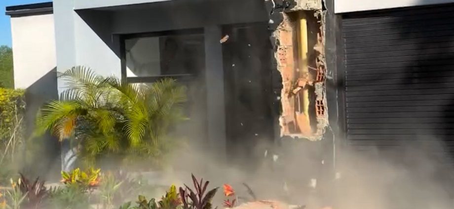family-watches-helplessly-as-colombia-quake-destroys-home