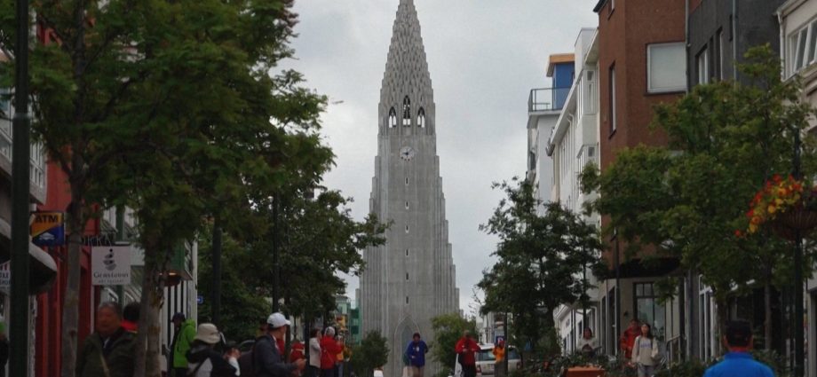 tourists-rush-to-iceland-to-witness-rare-total-solar-eclipse