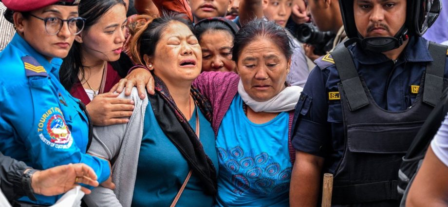 relatives-mourn-victims-of-pakistan-avalanche
