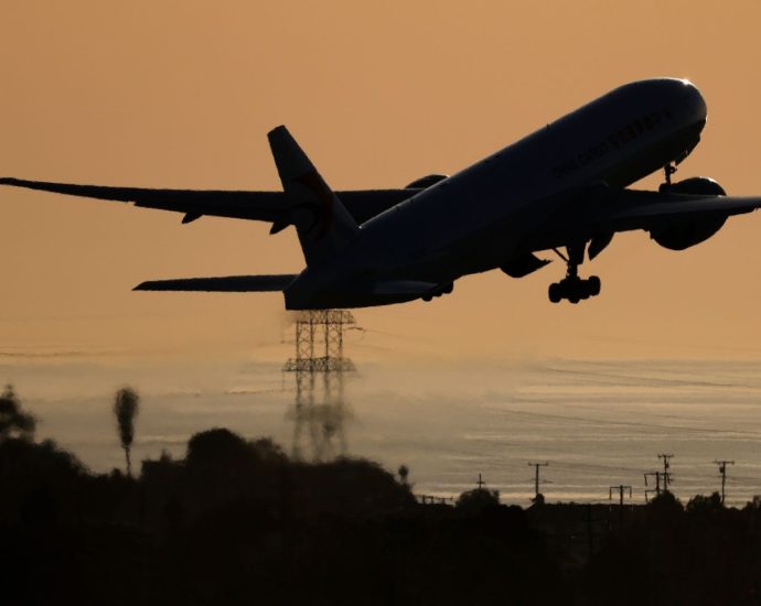kalshi-sued-over-new-airline-timeliness-betting-feature,-warns-of-flight-disruptions