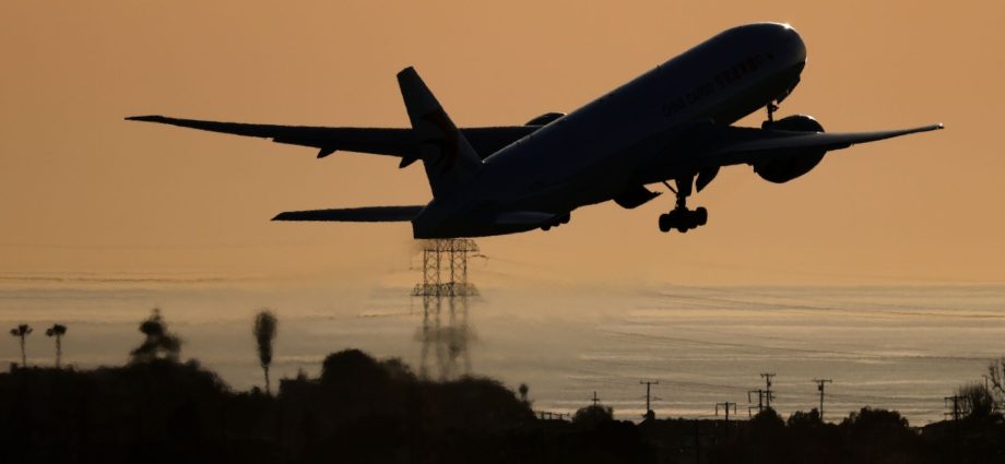 kalshi-sued-over-new-airline-timeliness-betting-feature,-warns-of-flight-disruptions