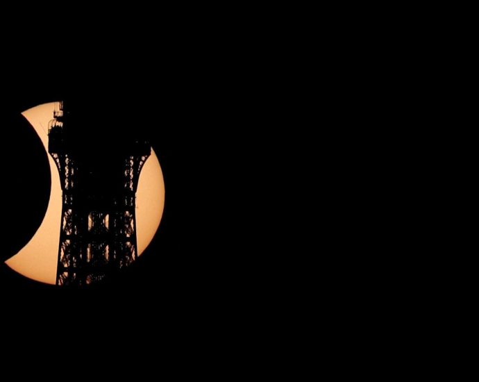 solar-eclipse-carves-eiffel-tower’s-silhouette-in-paris-sky