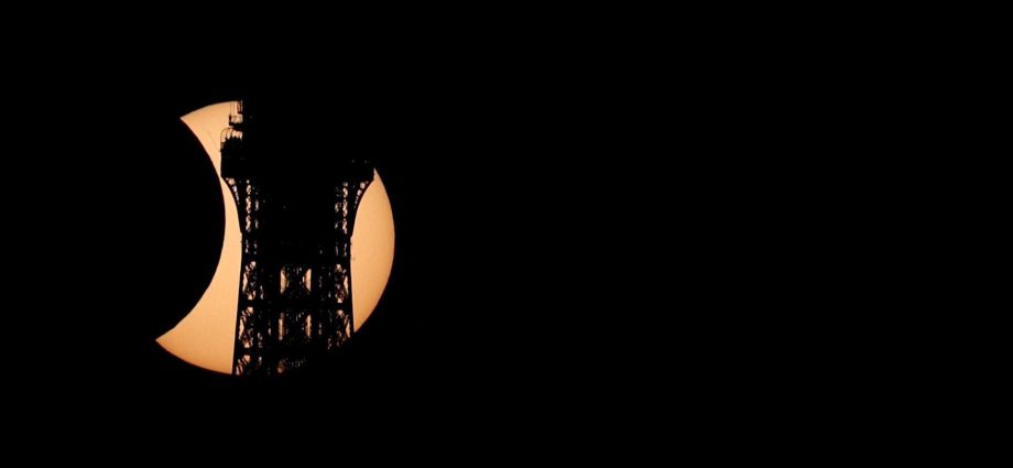 solar-eclipse-carves-eiffel-tower’s-silhouette-in-paris-sky