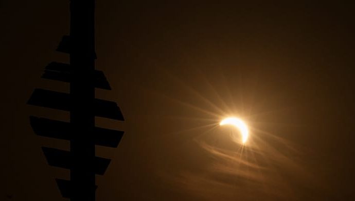 timelapse-of-partial-solar-eclipse-seen-from-royal-observatory-greenwich