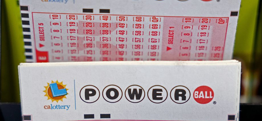 single-ticket-bought-in-illinois-wins-$1-billion-powerball-jackpot