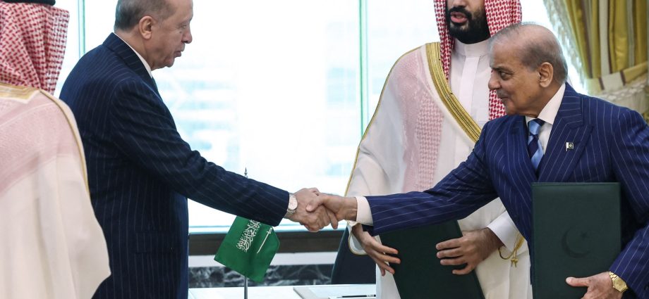 turkiye-lays-out-‘mechanisms’-of-defence-pact-with-pakistan,-saudi-arabia