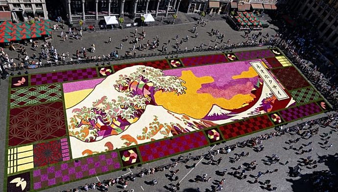 brussels-unveils-giant-flower-carpet-inspired-by-hokusai-masterpiece