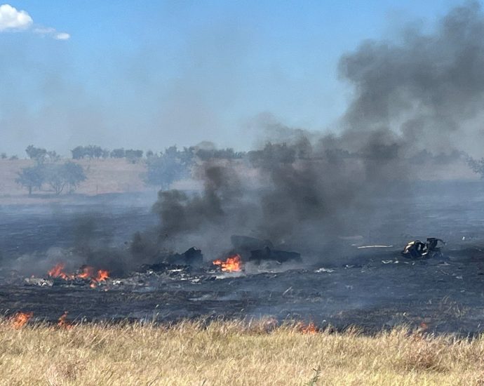 two-soldiers-killed-as-army-apache-helicopter-crashes-in-texas,-sparking-a-155-acre-grass-fire