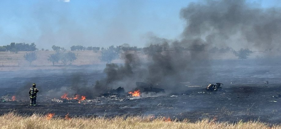 two-soldiers-killed-as-army-apache-helicopter-crashes-in-texas,-sparking-a-155-acre-grass-fire