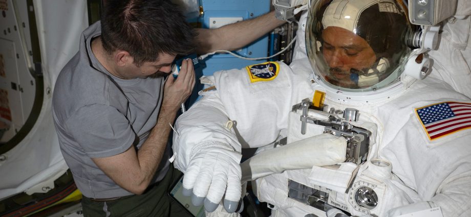 thursday-packed-with-more-spacewalk-preps-and-advanced-tech-research