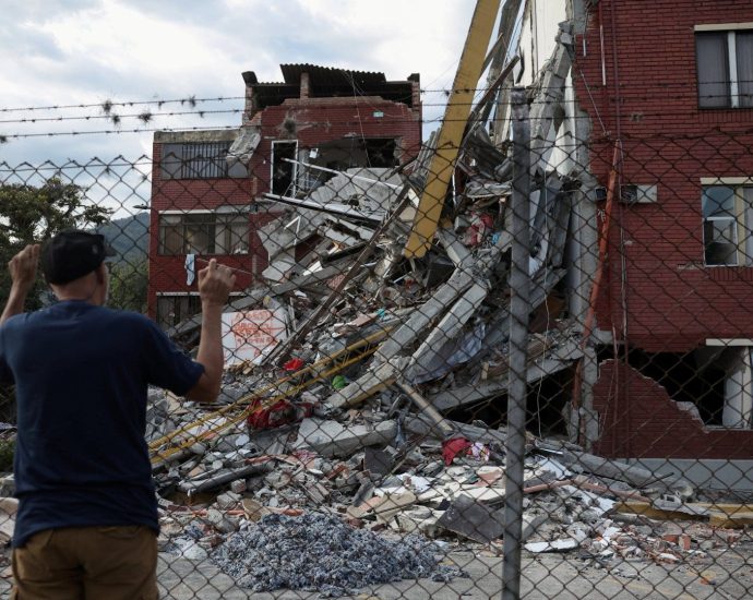 colombia’s-rescuers-search-rubble-as-hope-fades-on-finding-survivors