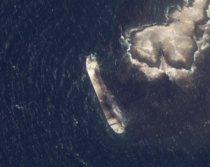 oil-slick-from-tanker-carrying-sanctioned-russian-crude-reaches-oman