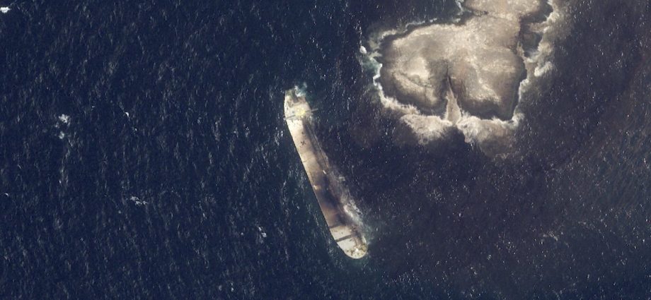 oil-slick-from-tanker-carrying-sanctioned-russian-crude-reaches-oman