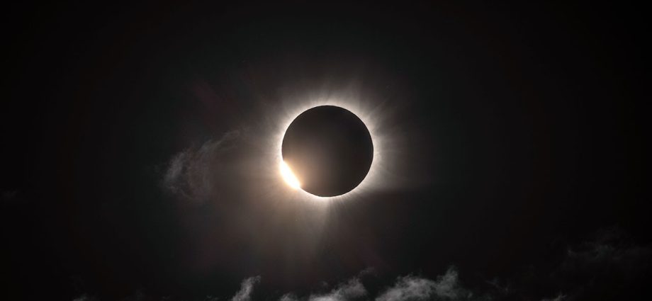 apod:-2026-august-14-–-total-solar-eclipse-from-greenland