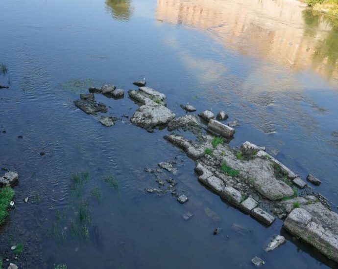 nero’s-bridge-emerges-from-tiber-river-as-rome-faces-water-crisis