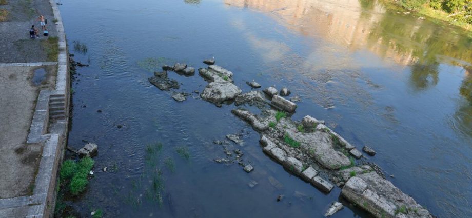 nero’s-bridge-emerges-from-tiber-river-as-rome-faces-water-crisis