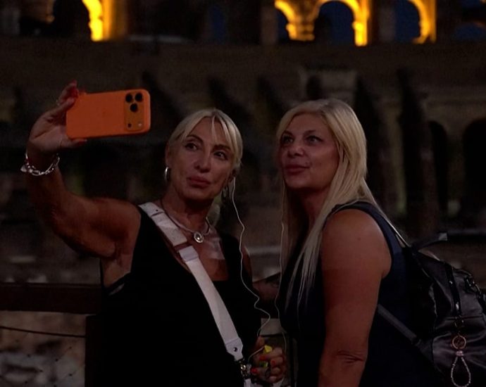 rome’s-colosseum-extends-cool-night-tours-as-heatwaves-scorch-city
