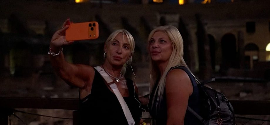 rome’s-colosseum-extends-cool-night-tours-as-heatwaves-scorch-city
