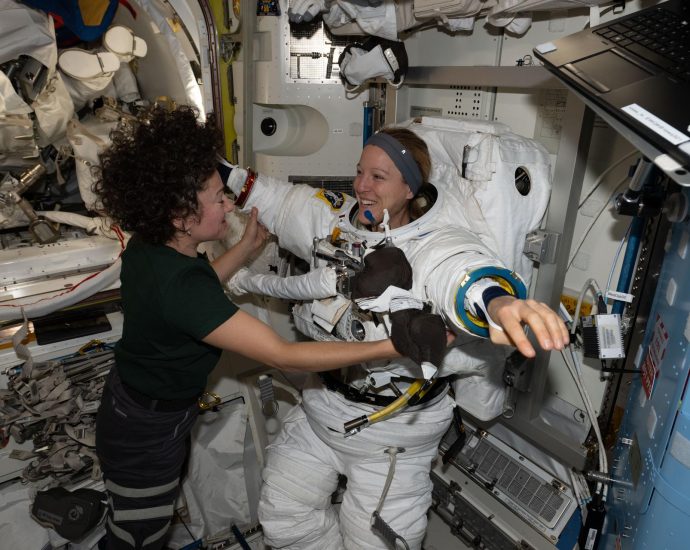 week-ends-aboard-station-with-robotics,-spacewalk-reviews,-and-science