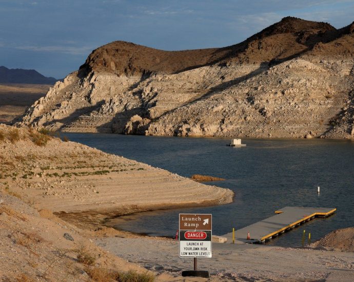 Water supply for three US states drips down, Lake Mead at record low