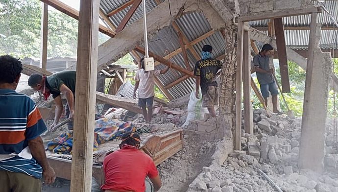 powerful-7.7-magnitude-earthquake-strikes-indonesia,-killing-at-least-20
