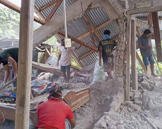 powerful-7.7-magnitude-earthquake-strikes-indonesia,-killing-at-least-38