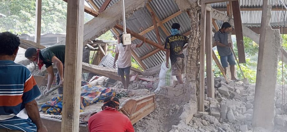 powerful-7.7-magnitude-earthquake-strikes-indonesia,-killing-at-least-38