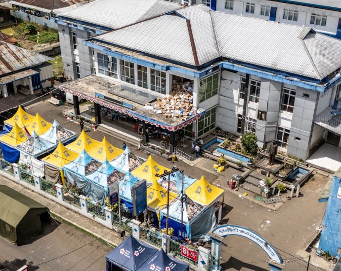 patients-treated-in-tents-after-earthquake-damages-indonesia-hospital