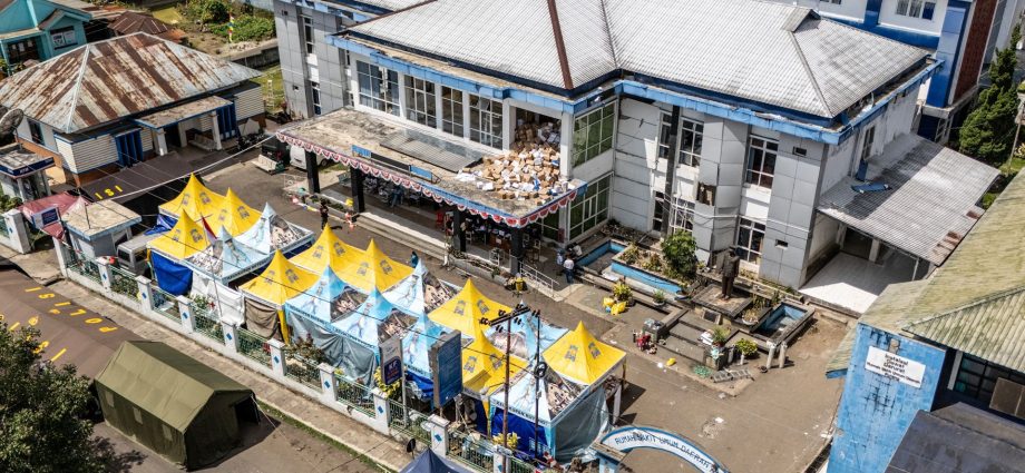 patients-treated-in-tents-after-earthquake-damages-indonesia-hospital