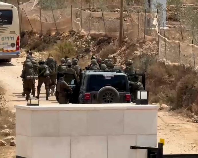 israeli-army-besieges-palestinian-homes-in-occupied-west-bank