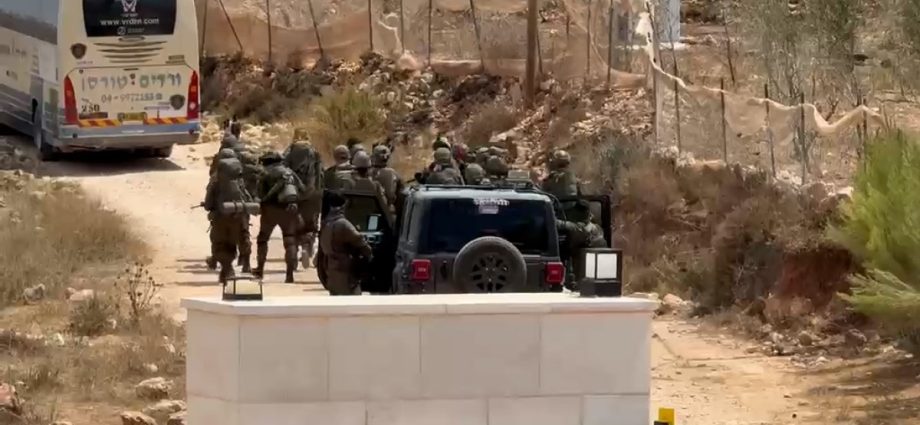 israeli-army-besieges-palestinian-homes-in-occupied-west-bank
