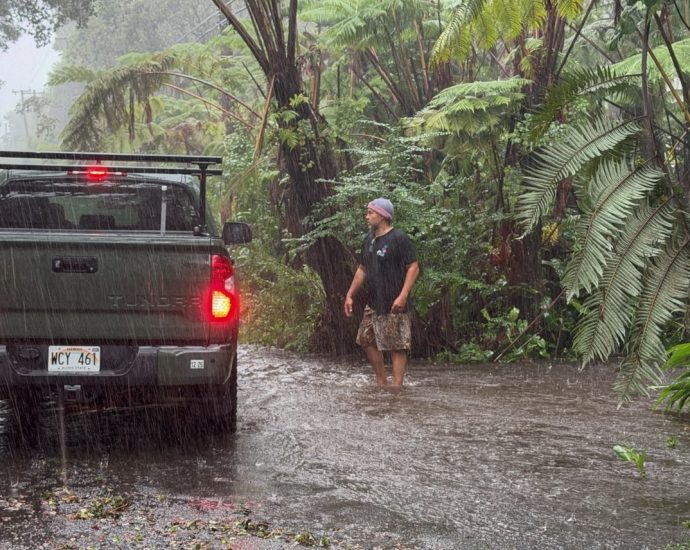 one-dead-as-lala-lashes-hawaii-with-flooding,-damaging-winds