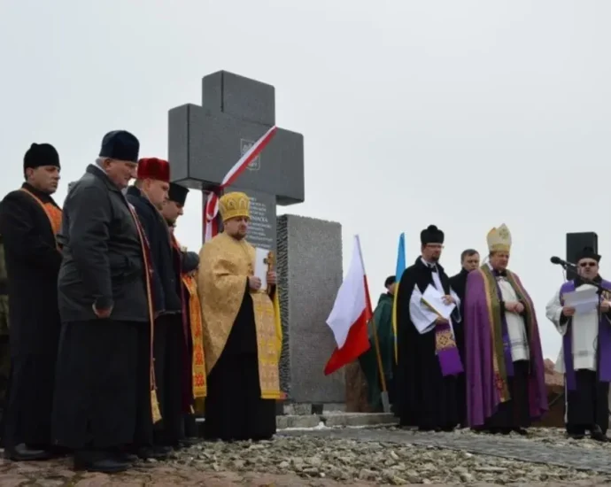 former-polish-pm-accuses-ukrainian-officials-of-letting-robbers-plunder-massacre-victims’-graves