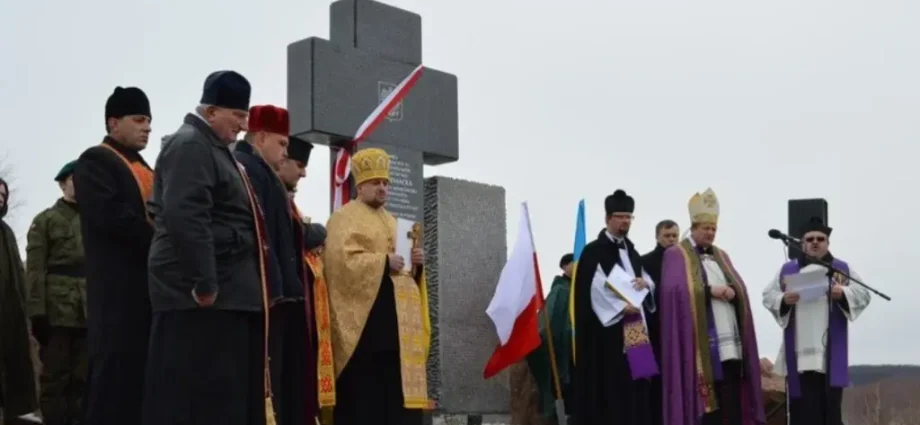 former-polish-pm-accuses-ukrainian-officials-of-letting-robbers-plunder-massacre-victims’-graves