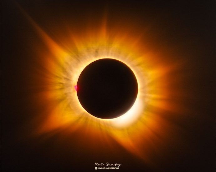 apod:-2026-august-17-–-a-golden-corona-eclipse