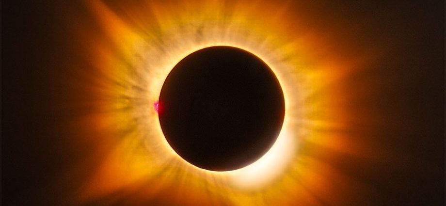 apod:-2026-august-17-–-a-golden-corona-eclipse