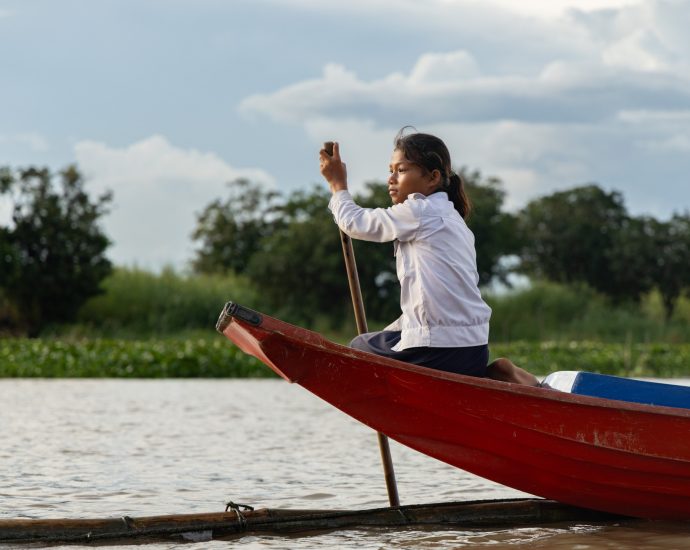 photos:-rising-energy-prices-disrupt-education-on-cambodia’s-tonle-sap-lake
