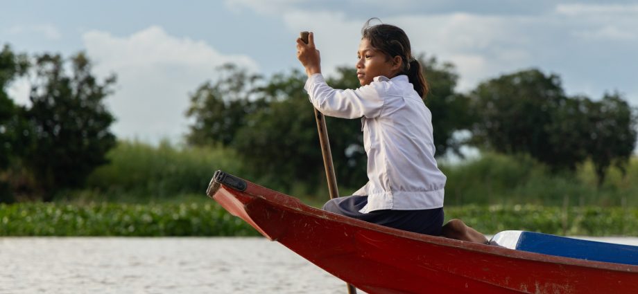 photos:-rising-energy-prices-disrupt-education-on-cambodia’s-tonle-sap-lake
