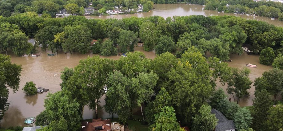 at-least-6-people-dead-because-of-historic-floods-in-indiana