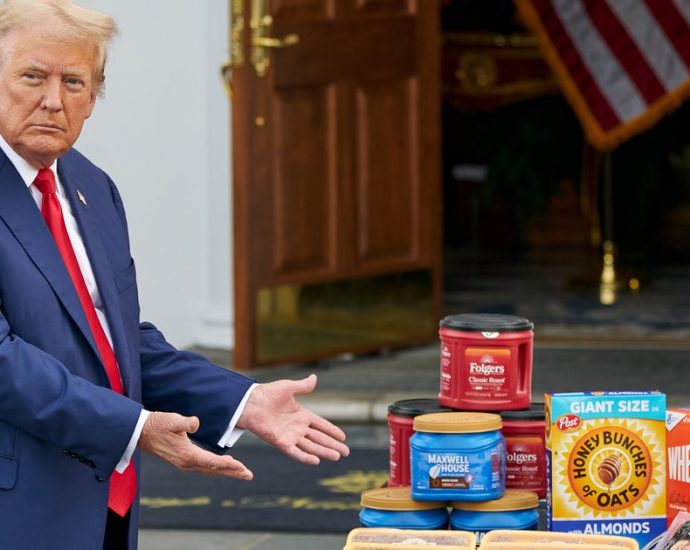 the-traitor’s-2024-grocery-photo-op-now-haunts-republicans-in-the-midterms